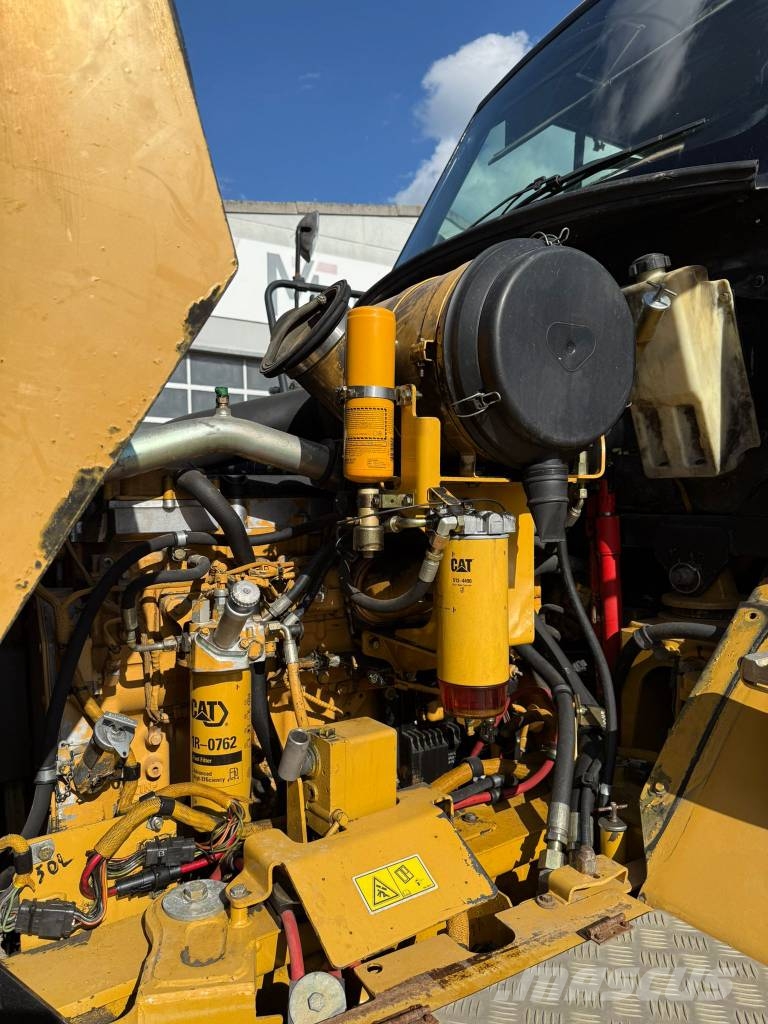 CAT 725 //BJ.  - 2002 - 18292H // 6X6 Articulated Dump Trucks (ADTs)