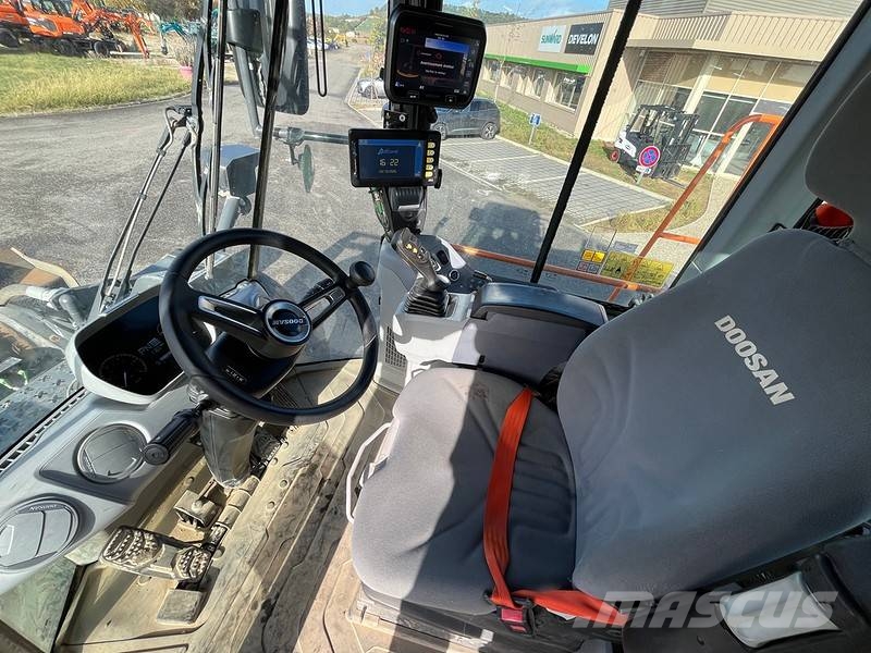 Develon DL 320-7 Gumikerekes homlokrakodók