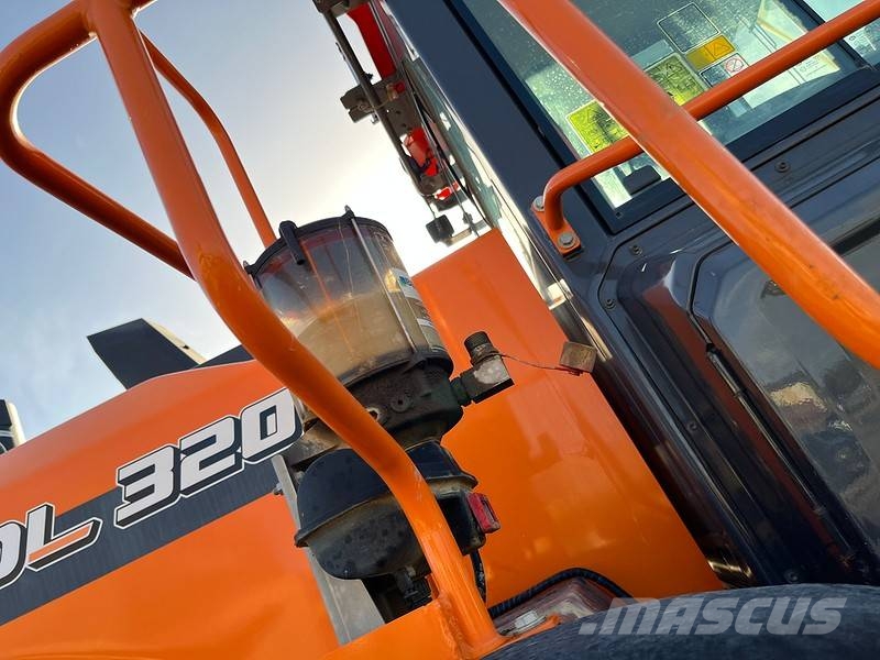 Develon DL 320-7 Gumikerekes homlokrakodók