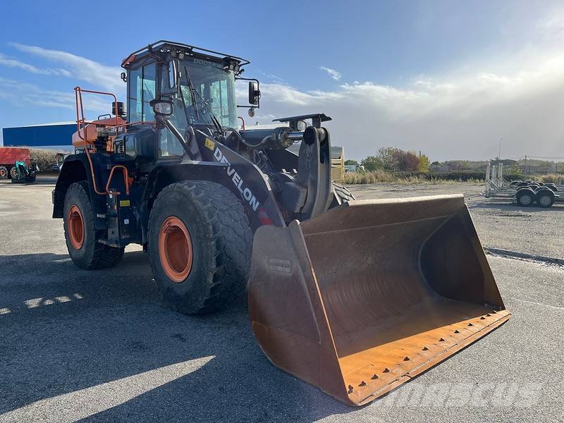 Develon DL 320-7 Gumikerekes homlokrakodók