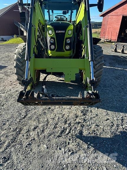 CLAAS ARION 440 Traktori