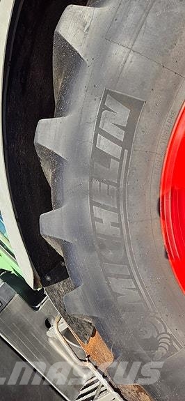 Fendt 724 VARIO Tractors