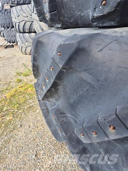 Goodyear DT810 Pneus, rodas e aros