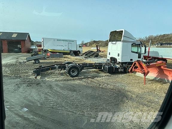 Iveco Eurostar med sovehytte, senket chassis bak شاحنات أخرى
