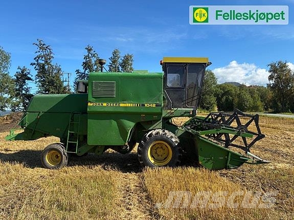 John Deere 1042 treske, nylig tatt stor service Kombajni