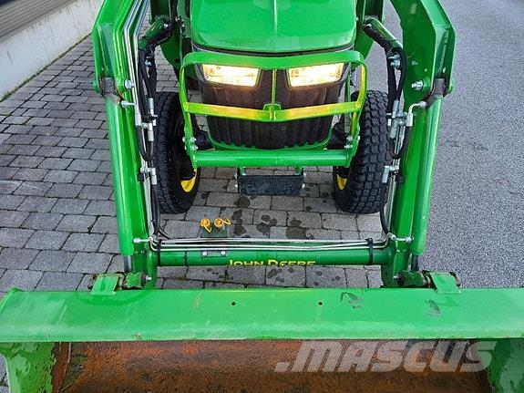 John Deere 3038E Traktorer