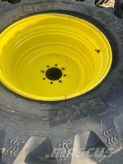 John Deere 5075 E الجرارات