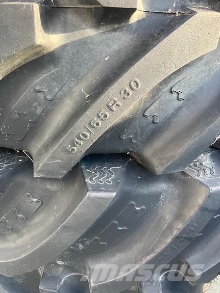 John Deere 5075 E الجرارات