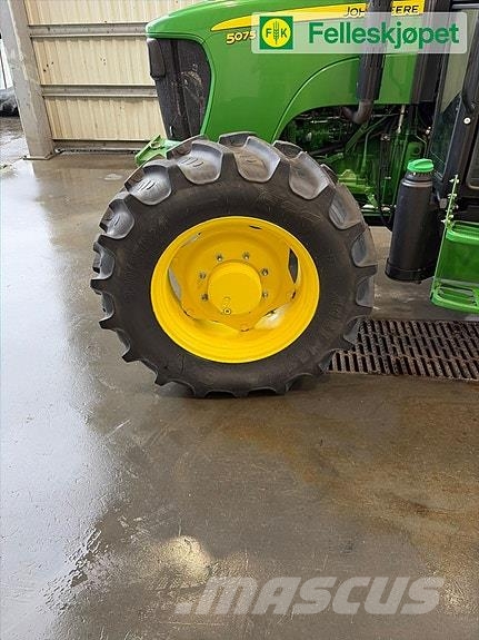 John Deere 5075E الجرارات