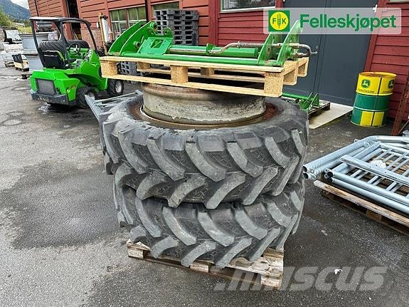 John Deere 5100M Traktorji