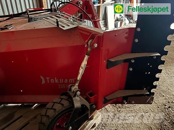 John Deere 5100M kun 230 timer med Ålø Laster Трактори