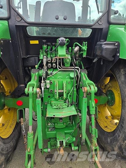 John Deere 5820 الجرارات