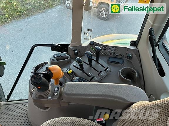 John Deere 6100M kun 1040 timer, Ålø laster الجرارات
