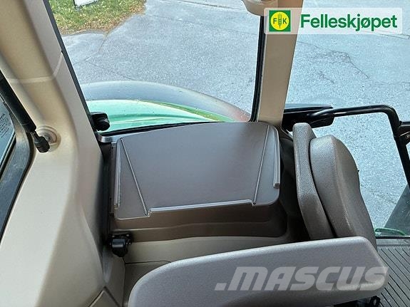 John Deere 6100M kun 1040 timer, Ålø laster الجرارات