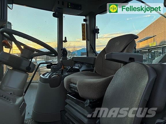 John Deere 6100M kun 1040 timer, Ålø laster الجرارات