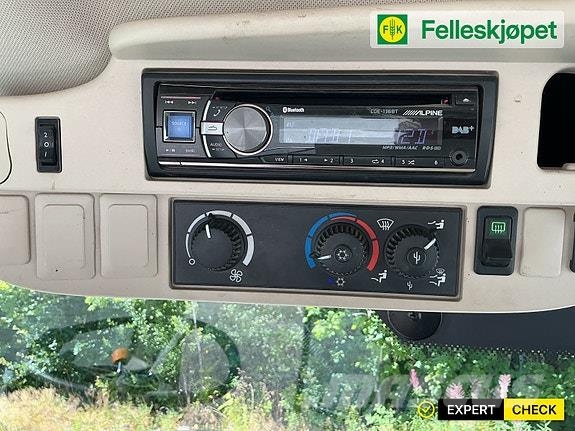 John Deere 6115R 40 km الجرارات