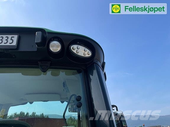 John Deere 6120M fjøring på framaksel og hytta Traktörler