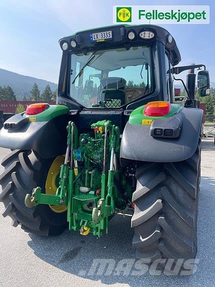 John Deere 6120M fjøring på framaksel og hytta Traktörler