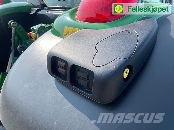 John Deere 6120M fjøring på framaksel og hytta Traktörler