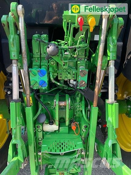 John Deere 6120M fjøring på framaksel og hytta Traktörler