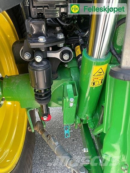 John Deere 6120M fjøring på framaksel og hytta Traktörler