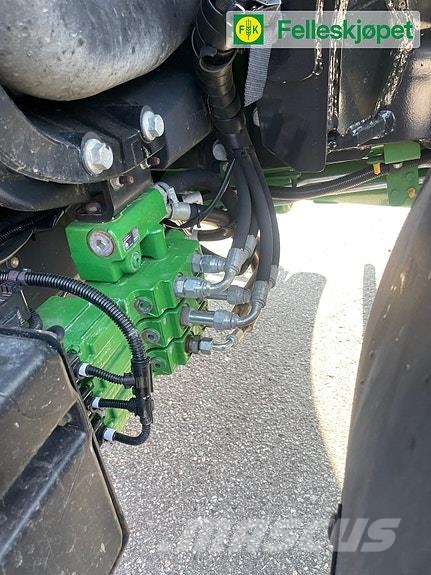 John Deere 6120M fjøring på framaksel og hytta Traktörler