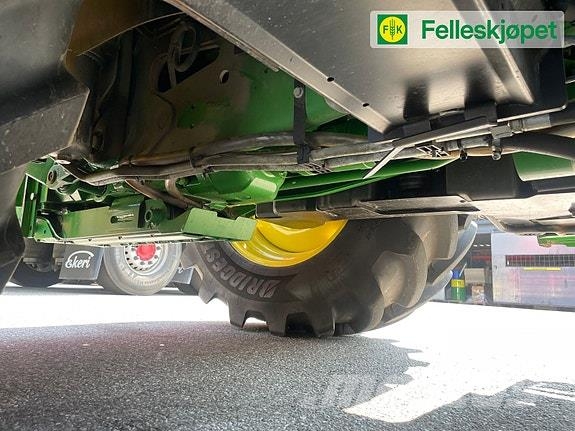 John Deere 6120M fjøring på framaksel og hytta Traktörler