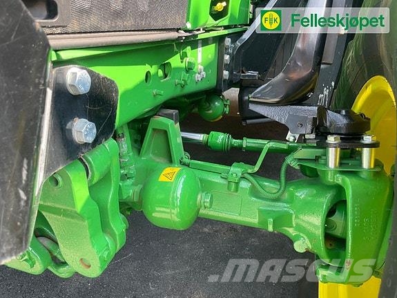 John Deere 6120M fjøring på framaksel og hytta Traktörler