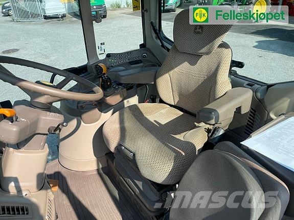 John Deere 6120M fjøring på framaksel og hytta Traktörler