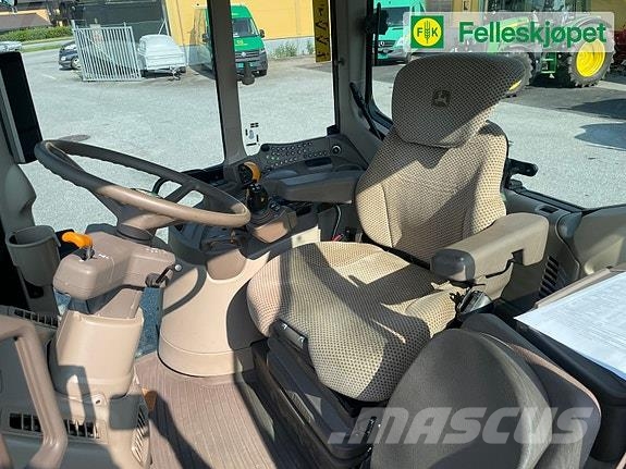 John Deere 6120M fjøring på framaksel og hytta Traktörler