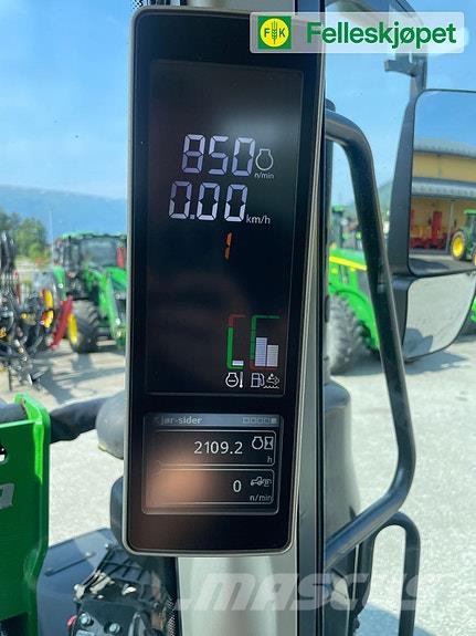 John Deere 6120M fjøring på framaksel og hytta Traktörler
