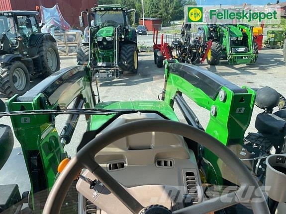 John Deere 6120M fjøring på framaksel og hytta Traktörler