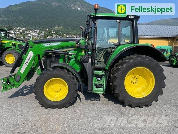 John Deere 6120M fjøring på framaksel og hytta Traktörler