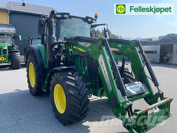 John Deere 6120M fjøring på framaksel og hytta Traktörler