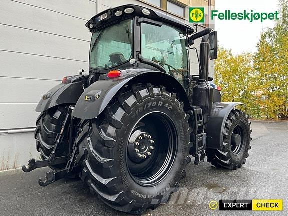John Deere 6250R Black Edition Traktory