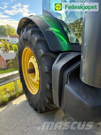 John Deere 8360R الجرارات