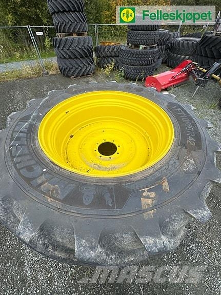 John Deere Hjul par: Michelin AxioBib 2 710/60R42 GKN Gul TW2 الإطارات والعجلات والحافات