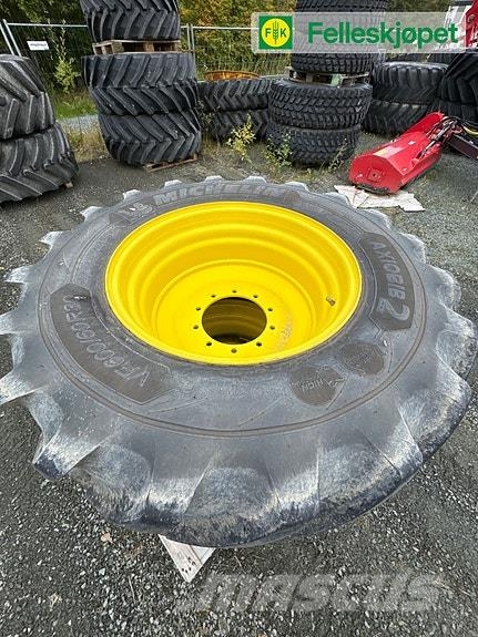 John Deere Hjul par: Michelin AxioBib 2 600/60R30 GKN Gul DW2 Шины и колёса