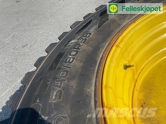 John Deere Hjul par: Nokian Hakkapilitta 540/80R38 Fakspro Gu الإطارات والعجلات والحافات