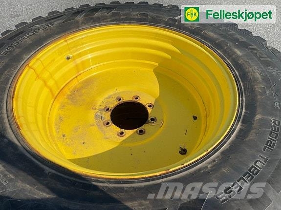 John Deere Hjul par: Nokian Hakkapilitta 540/80R38 Fakspro Gu الإطارات والعجلات والحافات