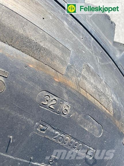 John Deere Hjul par: Nokian hakkapilitta 440/80R28 Ukjent gul الإطارات والعجلات والحافات