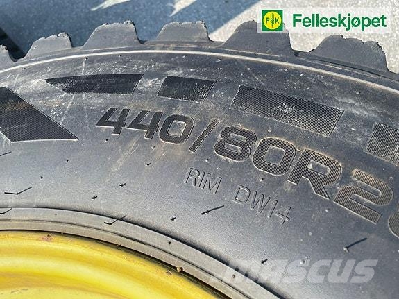 John Deere Hjul par: Nokian hakkapilitta 440/80R28 Ukjent gul الإطارات والعجلات والحافات
