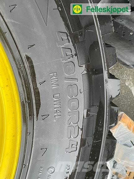 John Deere Nokian hakkapelitta 440/80r24 m pigg og felg Traktorer