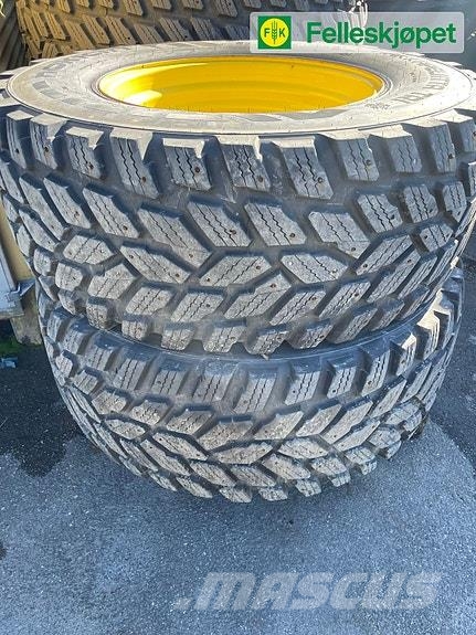 John Deere Nokian hakkapilitta 540/65R30 veskefylte Traktorer