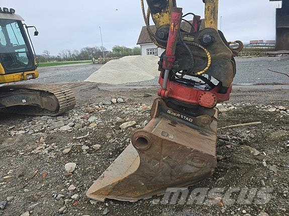 Komatsu PC240LC - 10 معدات البناء - غير ذلك