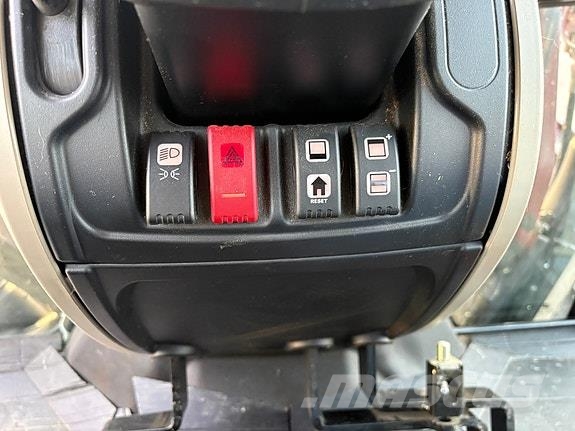 Massey Ferguson 4708 トラクター