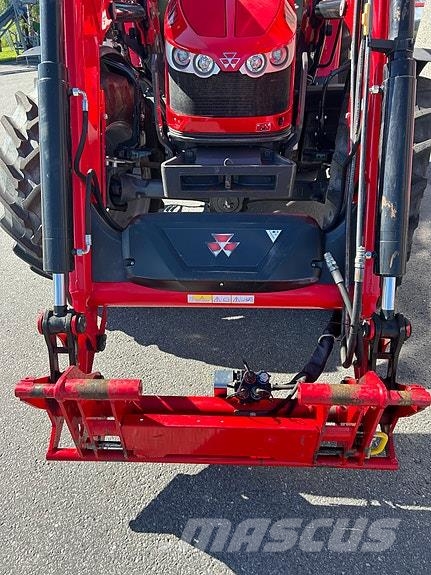 Massey Ferguson 5712S Traktorer