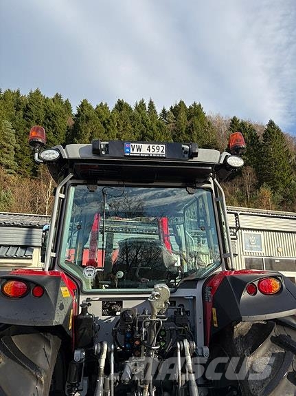 Massey Ferguson 5M.115 Traktori