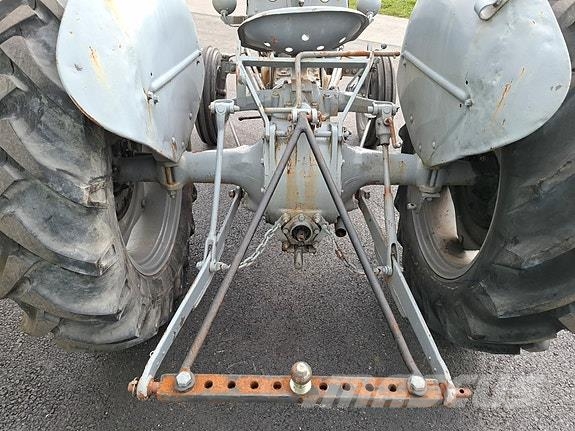 Massey Ferguson Gråtass . Ferguson TE-A-20 Traktorid