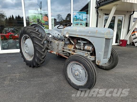 Massey Ferguson Gråtass . Ferguson TE-A-20 Traktorid